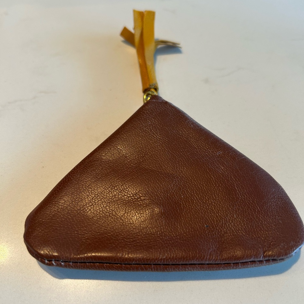 Vintage Italian Firenze Triangular brown leather coin pouch with yellow tassel. - Picture 3 of 5